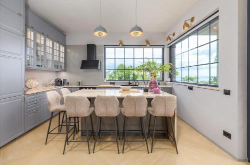 ห้องครัว, Villa St Hedonist by Villsy in โปเลียเน