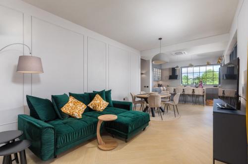 Villa St Hedonist by Villsy in โปเลียเน