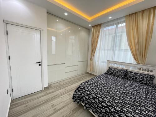 Luxurious & Spacious Mega Home! - image 3