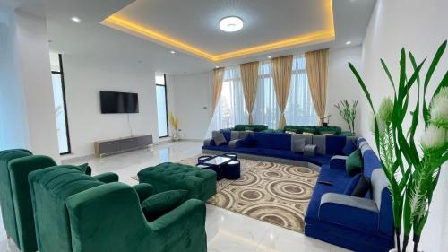 Luxurious & Spacious Mega Home! - image 2