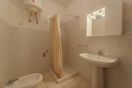 One-Bedroom Apartment image 5