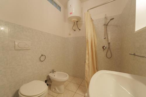 One-Bedroom Apartment image 4