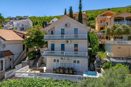Big house with beautiful view and private jacuzzi