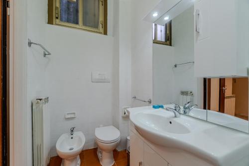 Dante Subway Apartment - image 2