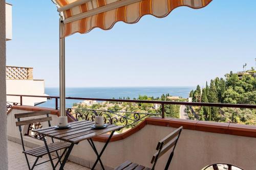 GuestHost - Lovely Flat in Taormina with Balcony