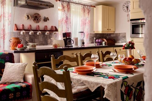 virtuve, Nature-Surrounded Transylvanian Home with Pool in Bălnaca