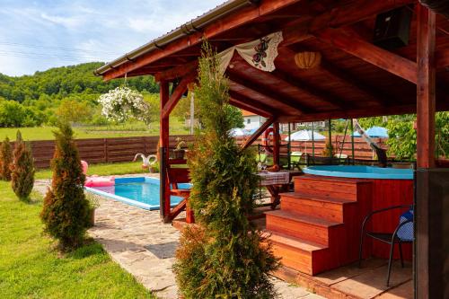 Dārzs, Nature-Surrounded Transylvanian Home with Pool in Bălnaca