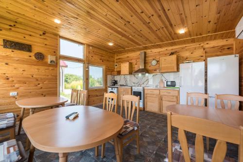 virtuve, Sea Breeze Vacation House I BBQ & Jacuzzi in Krapets