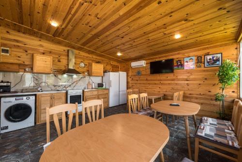 Koplietošanas atpūtas telpa ar TV, Sea Breeze Vacation House I BBQ & Jacuzzi in Krapets