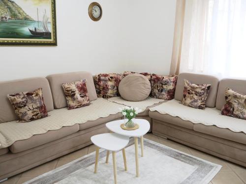 Fiora Apartment - image 3
