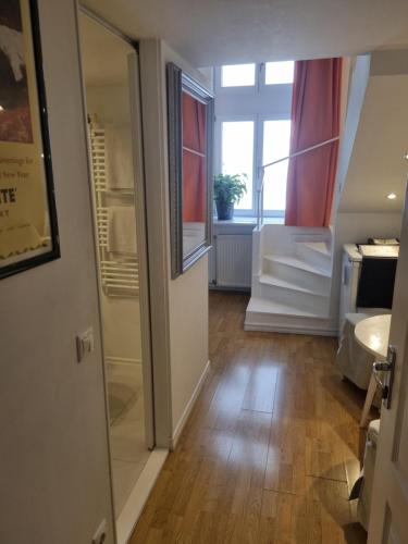 Studio - Split Level room in Connection Guesthouse