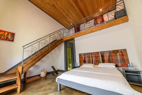 1 double bed, 2 twin beds
