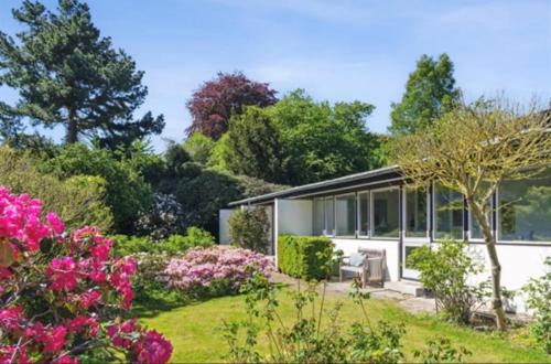 Hotelli välisilme, Spacious villa with beautiful garden and terrace in Rungsted