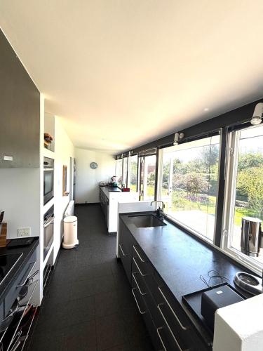 köök, Spacious villa with beautiful garden and terrace in Rungsted