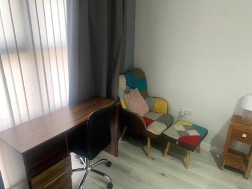 Deluxe One-Bedroom Apartment with City View image 5