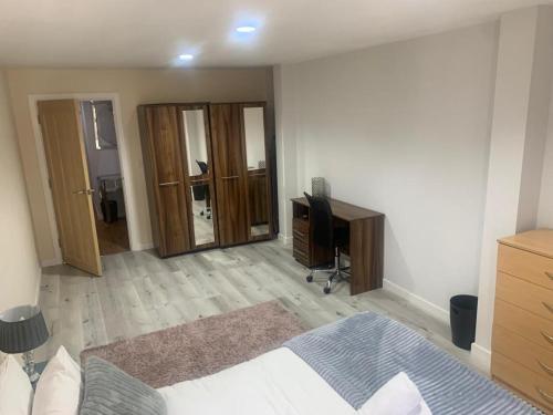 Deluxe One-Bedroom Apartment with City View image 4