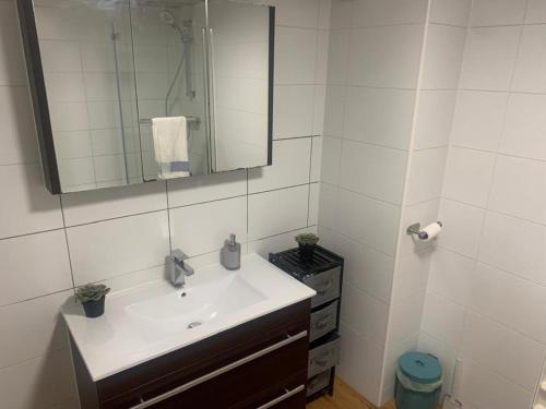 Deluxe One-Bedroom Apartment with City View image 3
