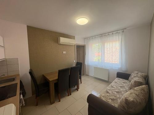 Kohl Wellness Apartman - image 3