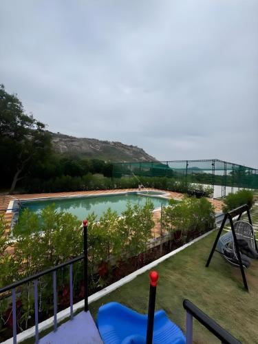 Deccan Green 3BR Pvt Pool Farmhouse By Homeyhuts