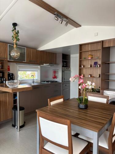 Kitchen, Myosotis mobile home 6p camping siblu near Les Coloniaux