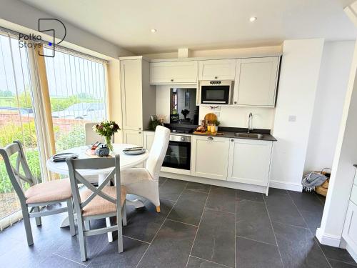virtuve, No 1 PolkaStays Ivy Farm Willow Cottage in Westby-with-Plumptons