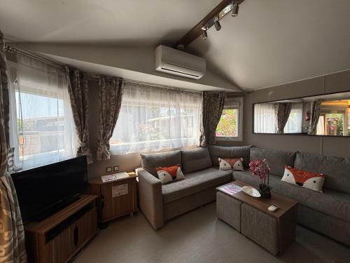 Shared lounge/TV area, Myosotis mobile home 6p camping siblu near Les Coloniaux