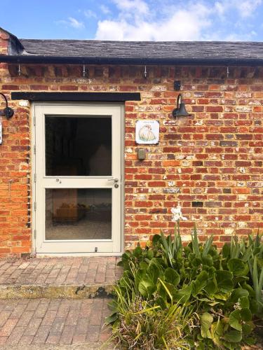 Bejárat, Otters Holt at Tove Valley Cottages in Heathencote