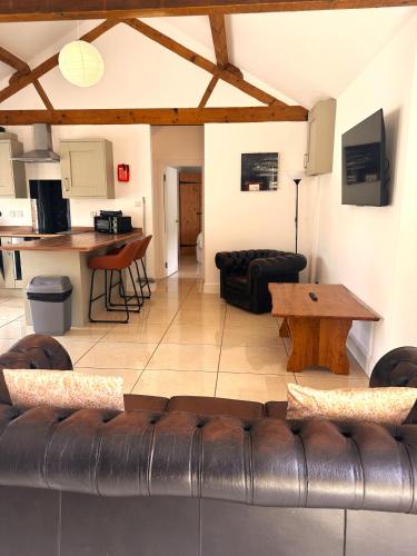 Pub/Lounge, Otters Holt at Tove Valley Cottages in Heathencote