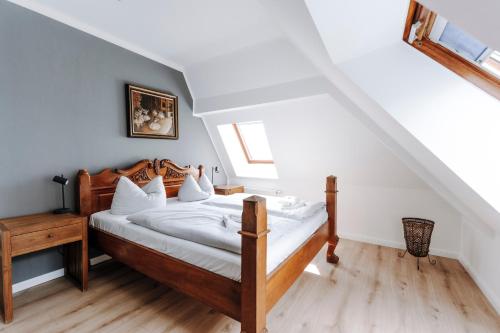 1 queen bed, 1 sofa bed