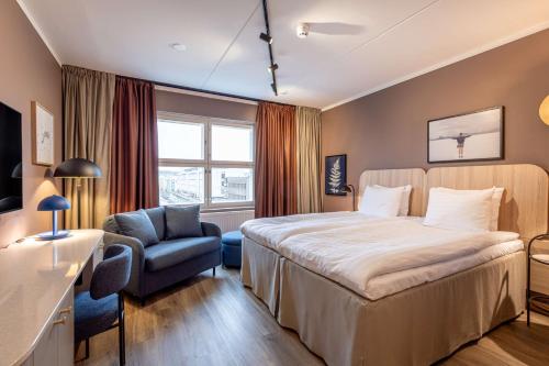 2 twin beds, 1 sofa bed
