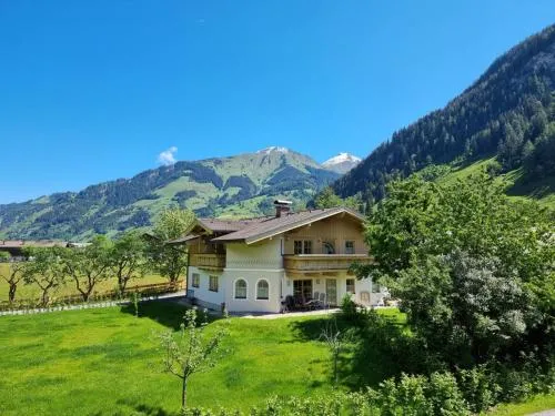 Großes helles Landhaus-Apartment in Rauris mit Garten in Rauris, Österreich