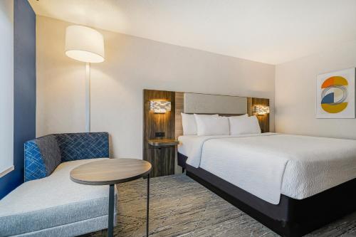 Holiday Inn Express & Suites Buffalo Airport by IHG in Cheektowaga, USA