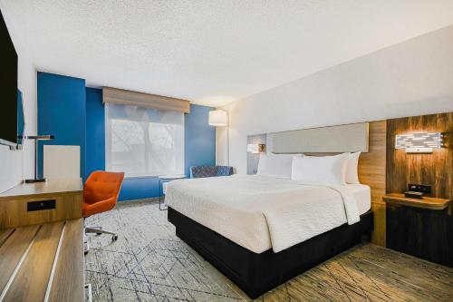 Standard King Room with Mobility Accessible Roll-In Shower