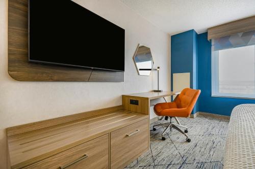 Standard Queen Room with Two Queen Beds and Mobility Accessible Tub