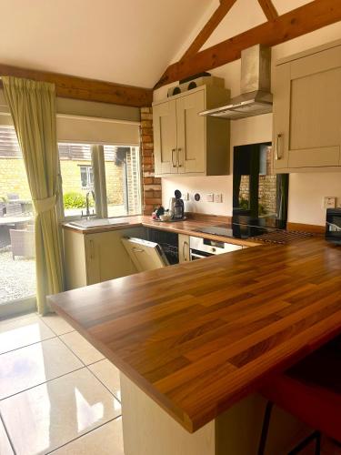 Konyha, Otters Holt at Tove Valley Cottages in Heathencote