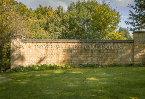 Bejárat, Otters Holt at Tove Valley Cottages in Heathencote