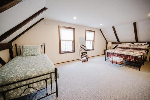 13 Beds, 17 Guests with Hot tub only 15Mins to Sunday River, Newry (Foto 8)
