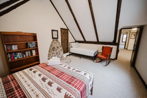 13 Beds, 17 Guests with Hot tub only 15Mins to Sunday River, Newry (Foto 9)