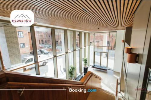 Deluxe 3-Bedroom Spacious City Centre Apartment - Tap to explore photos