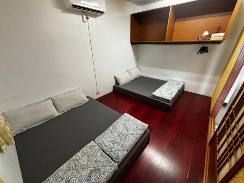 4 twin beds