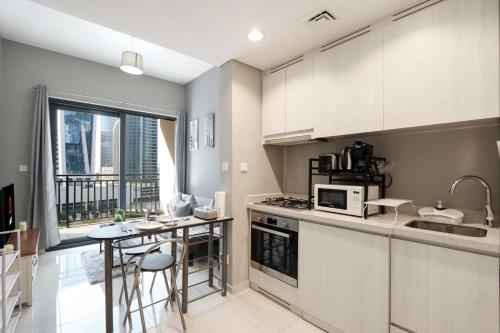 Stylish 1BR Close to Metro Burj Khalifa & Dubai Canal, Dubái (foto 8)