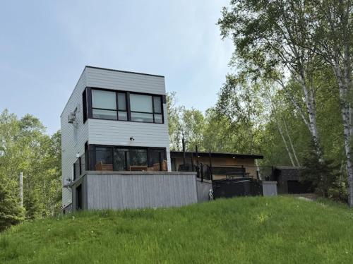 Dazzling Monthly Stay, Nature, Hot Tub & Serenity in Saint-Michel-Des-Saints