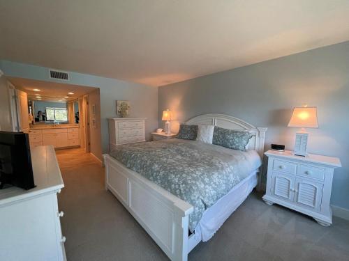 Siesta Dunes 5-305 by Siesta Dunes, Sarasota