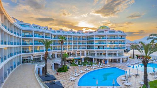 Зовнішній вигляд готелю, Pineta Park Deluxe Hotel - All Inclusive in Мармаріс