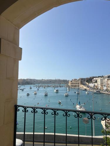 Skats, Front Row Malta - Grand Harbour Home with Iconic Valletta Views in Birgu
