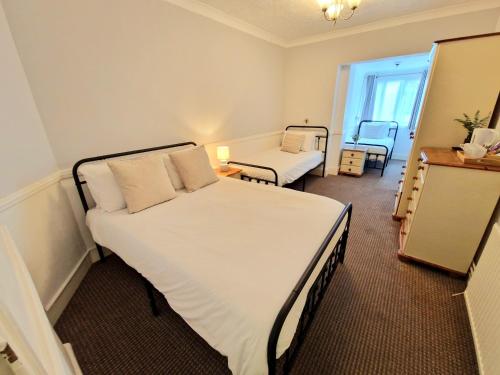 1 double bed, 2 twin beds