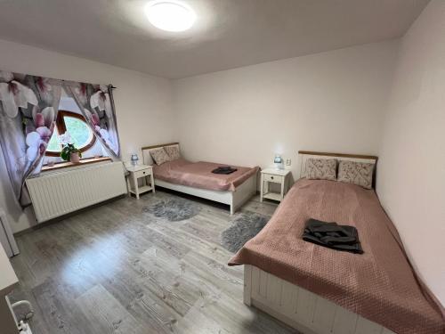 2 twin beds