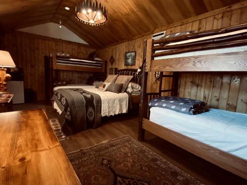 . Modest Hickory Log Cabin near Idaho Falls, Perfect for a Family Getaway