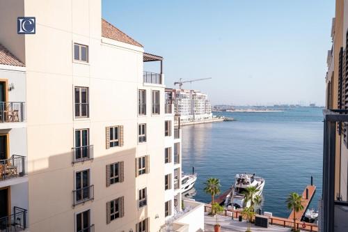 Luxury Escapes - Breathtaking 1BR with Sea View Port Lamer, Dubai