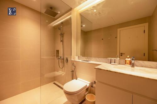 Shower, Luxury Escapes - Breathtaking 1BR with Sea View Port Lamer near Nikki Beach Dubai